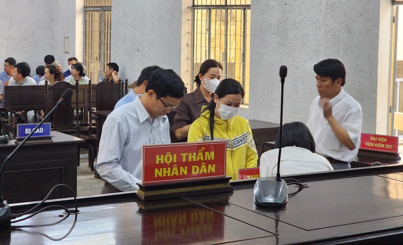 Các bị cáo lên nhận quyết định hoãn phiên tòa. (Ảnh: Người lao động)