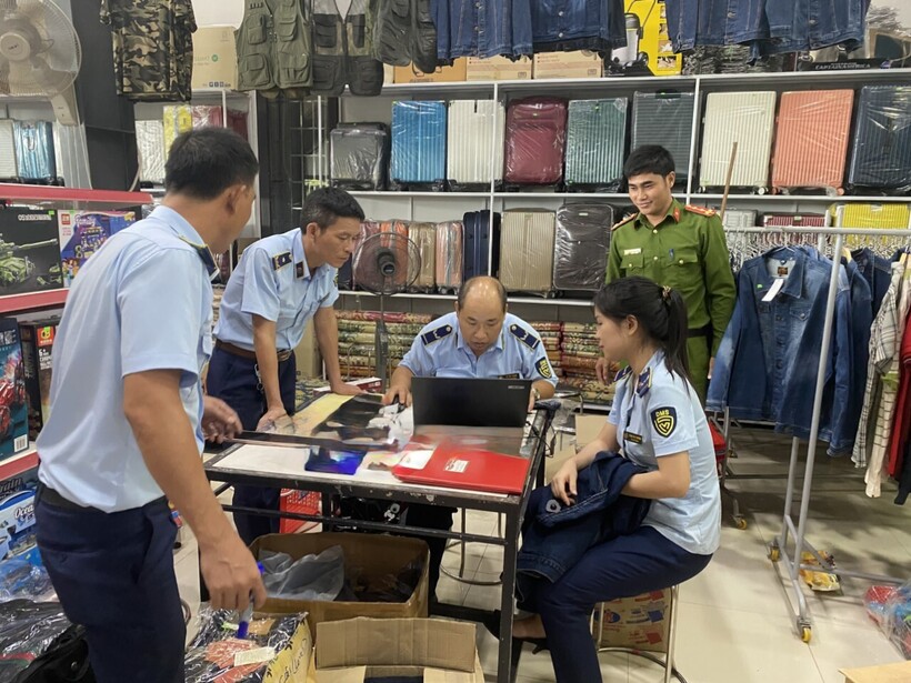 Lực lượng chức năng kiểm tra cửa hàng có dấu hiệu vi phạm.