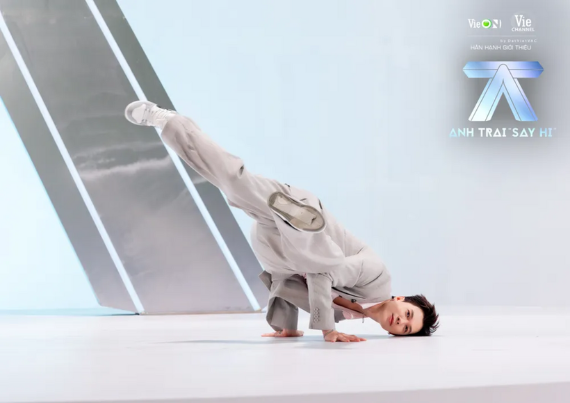 Anh Tú Atus chiếm spotlight tập 1 nhờ sự duyên dáng, hài hước.