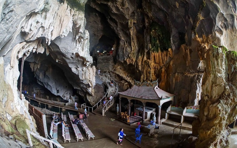 Bên trong động Thác Bờ.