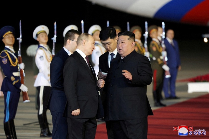 Tổng thống Nga Vladimir Putin và Chủ tịch Triều Tiên Kim Jong-un tại sân bay. Ảnh: Reuters