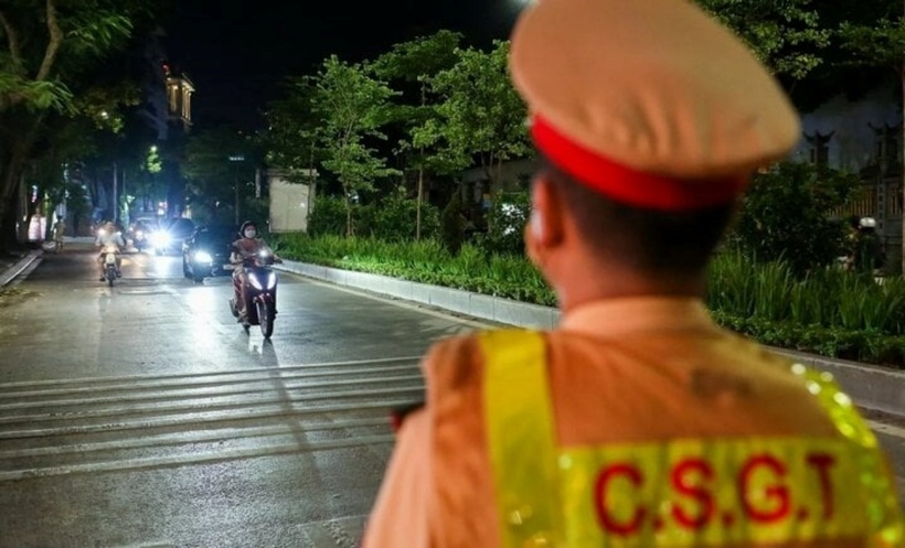 Theo quy định hiện hành, CSGT không có quyền giữ căn cước công dân hay bất cứ loại giấy tờ tùy thân nào khác của người vi phạm giao thông. Ảnh minh họa: VTC News