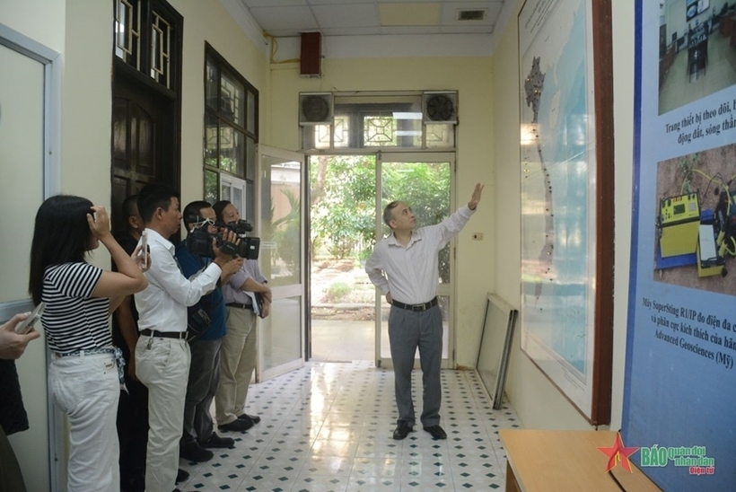 Ông Nguyễn Xuân Anh, Viện trưởng Viện Vật lý địa cầu giới thiệu về hệ thống giám sát thiên tai tại Trung tâm Báo tin động đất và cảnh báo sóng thần. (Ảnh: Báo QĐND)