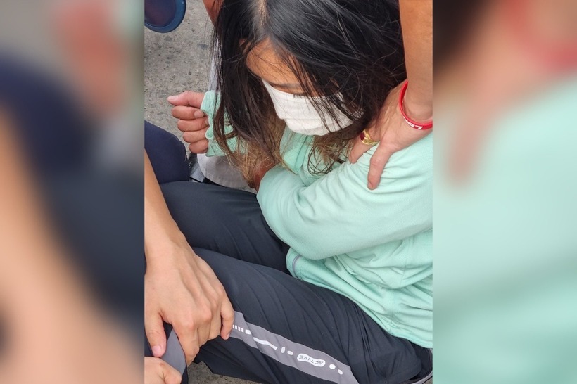 CSGT kịp thời khống chế, ngăn cản người phụ nữ nhảy cầu. Ảnh: Dân Trí