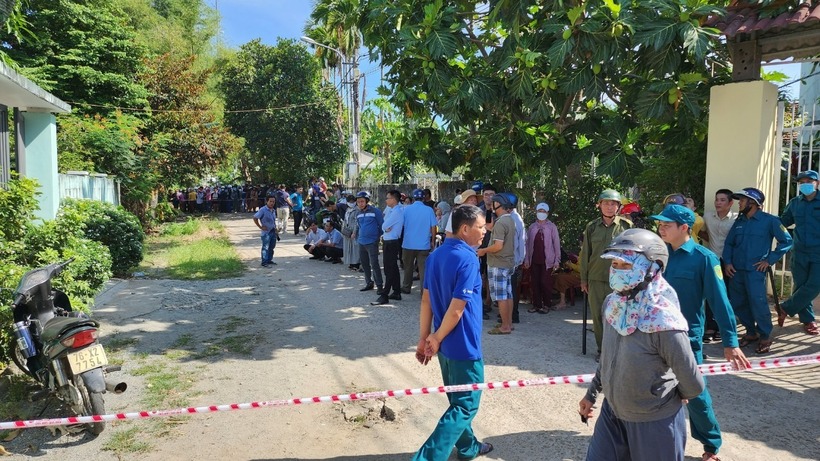 Rất đông người dân địa phương tập trung theo dõi vụ việc
