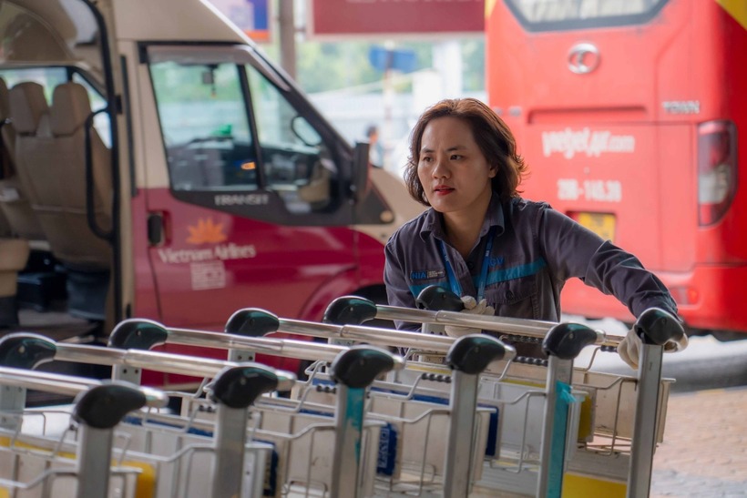 Chị Bùi Thị Huyên trong ca làm việc. Ảnh: Hà Nội Mới