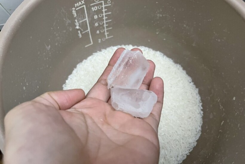 Lợi ích của việc bỏ đá lạnh vào nồi cơm.