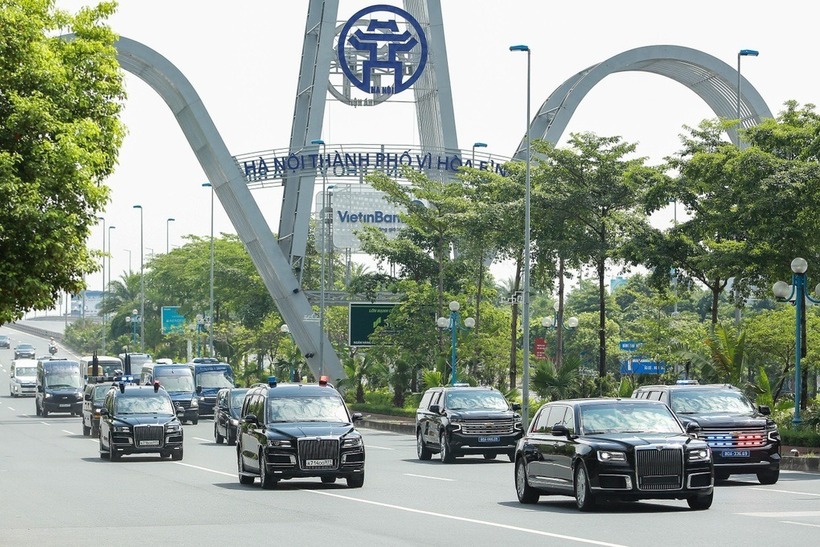 Khoảng hơn 7h sáng 19/6, cán bộ, chiến sĩ Phòng CSGT Công an TP.Hà Nội bắt đầu triển khai công tác diễn tập phương án phối hợp với các lực lượng khác chuẩn bị đón đoàn Tổng thống Nga Vladimir Putin sang thăm chính thức Việt Nam.