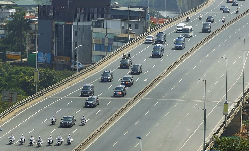 Theo Phòng CSGT Hà Nội, trong các ngày 19 và 20/6, trên địa bàn sẽ diễn ra các hoạt động đón đoàn khách quốc tế sang thăm cấp Nhà nước tới Việt Nam. Để bảo đảm an ninh, an toàn phục vụ đoàn khách quốc tế, Công an TP.Hà Nội phân luồng giao thông và tổ chức hướng đi cho các loại phương tiện.