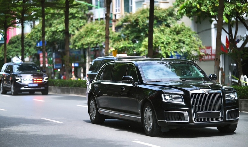 Chiếc limousine siêu sang Aurus Senat, biểu tượng quan trọng của ngành công nghiệp ô tô Nga trên phố Kim Mã, quận Ba Đình.
