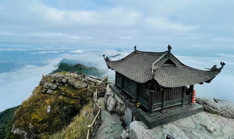 Chùa Đồng độc đáo nằm trên ngọn núi cao quanh năm bao phủ bởi mây mù.
