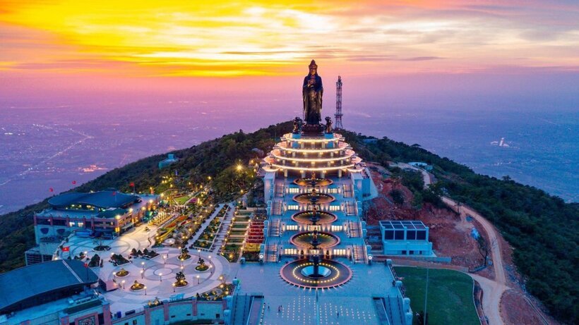 Chùa Tây Ninh núi Bà Đen nhìn từ trên cao rất hùng vĩ.
