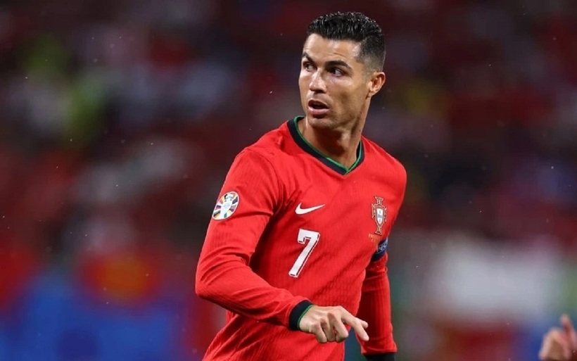 Cristiano Ronaldo trở thành cầu thủ đầu tiên trong lịch sử tham dự 6 kỳ EURO.