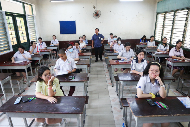 Thí sinh dự thi môn toán trong kỳ thi lớp 10 tại TP.HCM. (Ảnh: Tuổi trẻ)