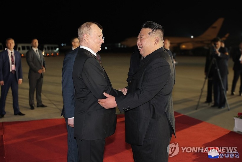Tổng thống Nga Vladimir Putin bắt tay Chủ tịch Triều Tiên Kim Jong Un. Ảnh: Yonhap