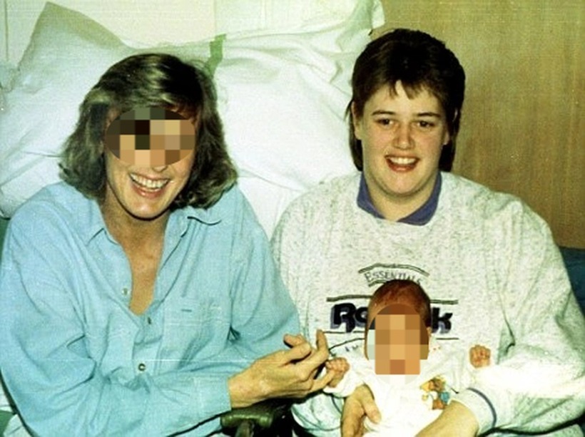 Y tá Beverley Allitt (bên phải) vờ thân thiết với bé gái Becky và mẹ của cô bé trước khi sát hại nạn nhân. Ảnh: Murderpedia