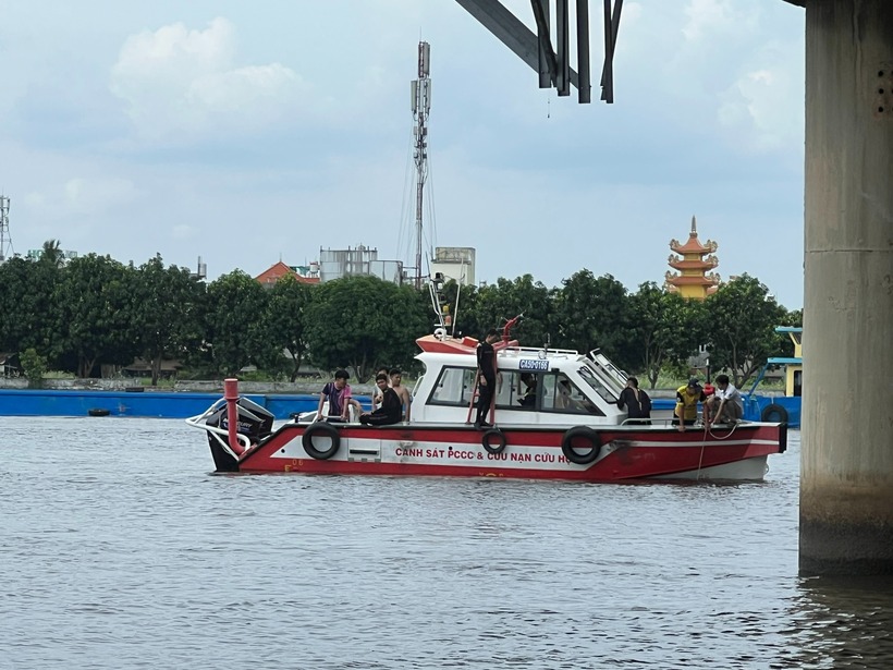 Lực lượng chức năng tìm kiếm nạn nhân. Ảnh: Báo Giao thông