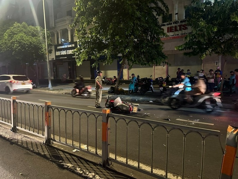 Xe máy của vợ chồng nạn nhân. (Ảnh: Công lý)