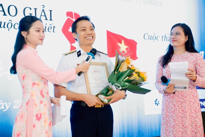 Trung tá Mai Văn Thắng nhận giải Nhất cuộc thi viết về “Chủ quyền quốc gia bấtkhả xâm phạm” lần ba của báo Người Lao Động.