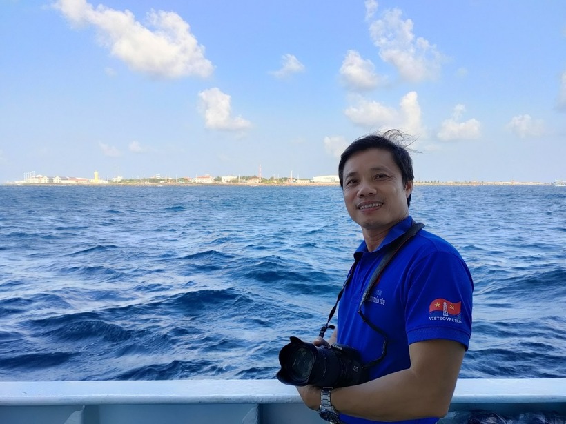 Trung tá Mai Văn Thắng trong một lần tác nghiệp tại Trường Sa.