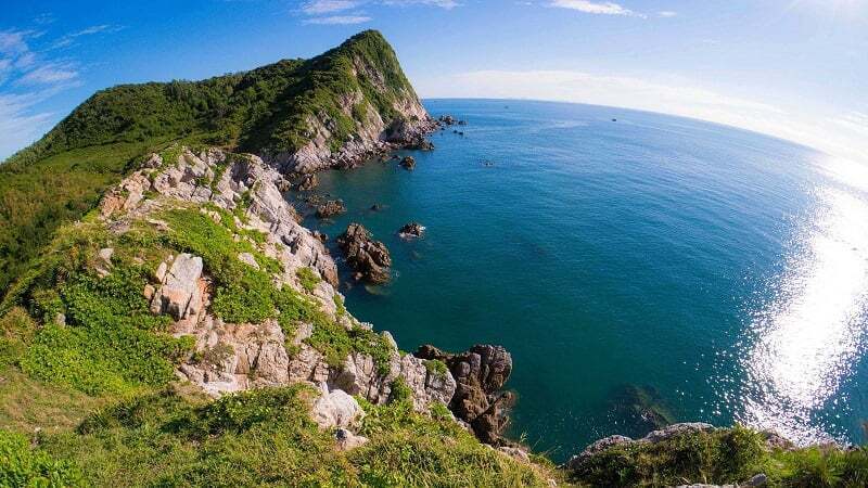 Đảo Quan Lạn có tổng diện tích hơn 10km2, trải dài từ chân núi Vân Đồn đến Núi Gót với những dãy núi lớn nhỏ cao sừng sững vươn mình với đất trời.