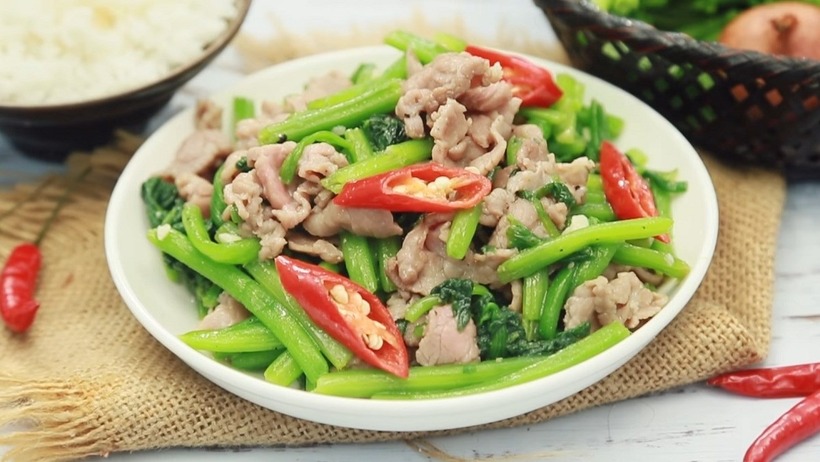 Rau bí xào thịt bò thành phẩm giữ được màu xanh tự nhiên vón có của rau, rau bí ngọt, giòn và thịt bò mềm mang đến món ăn thanh mát và bổ dưỡng cho bữa cơm gia đình bạn.