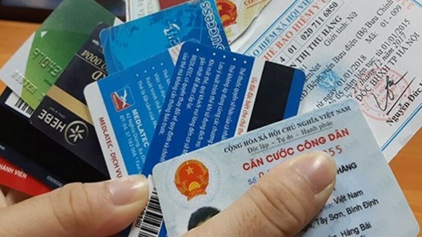 Khi đến ngân hàng giao dịch, bạn phải mang theo giấy tờ tùy thân có ảnh như CMND/CCCD (cả hai loại mã vạch và gắn chip đều được chấp nhận) hoặc hộ chiếu còn hạn. Ảnh minh họa