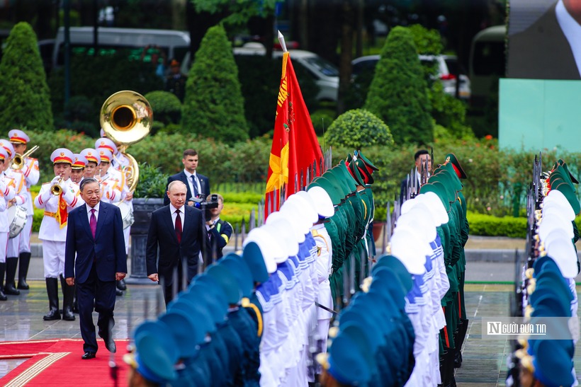 Chủ tịch nước Tô Lâm và Tổng thống Putin duyệt đội danh dự Quân đội nhân dân Việt Nam.