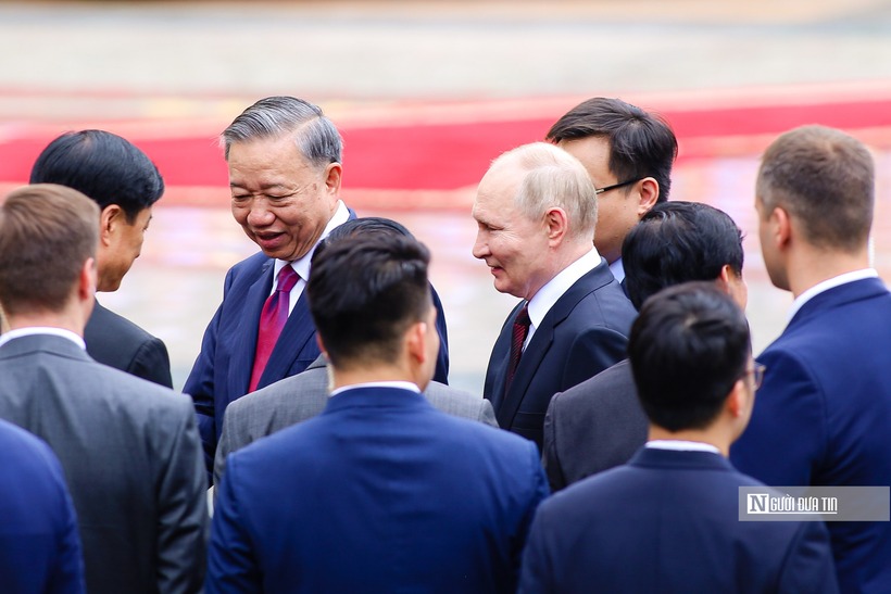 Hai bên giới thiệu các quan chức có mặt tại Lễ đón.