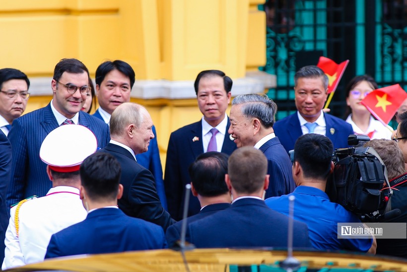 Chủ tịch nước Tô Lâm nồng nhiệt chào đón Tổng thống Putin.