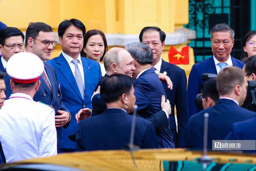 Tổng thống Putin bắt tay và ôm Chủ tịch nước Tô Lâm, trước khi hai lãnh đạo tiến vào bục danh dự làm lễ chào cờ.