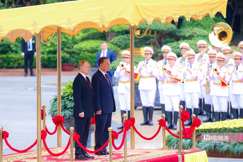 Hai nhà lãnh đạo bước lên bục danh dự.