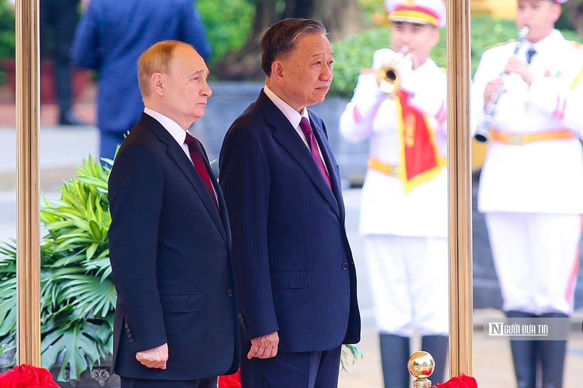 Tổng thống Putin và Chủ tịch nước Tô Lâm thực hiện nghi thức chào cờ hai nước Nga và Việt Nam.