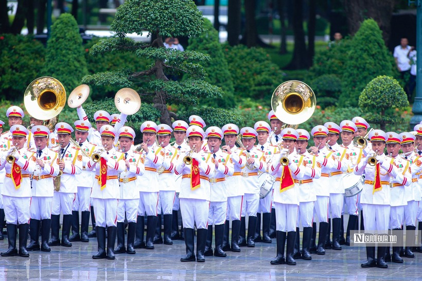 Quân nhạc cử quốc thiều hai nước hòa nhịp cùng 21 loạt đại bác chào mừng.