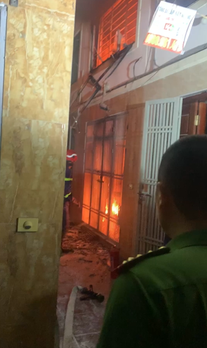 Tại hiện trường, tầng 1 và tầng 2 ngôi nhà bốc cháy dữ dội. Ảnh: Lao động Thủ đô.
