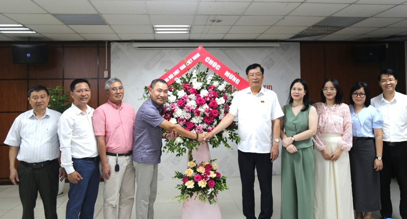 Lãnh đạo Trung ương Hội Luật gia Việt Nam tặng hoa chúc mừng Tạp chí Đời sống và Pháp luật.