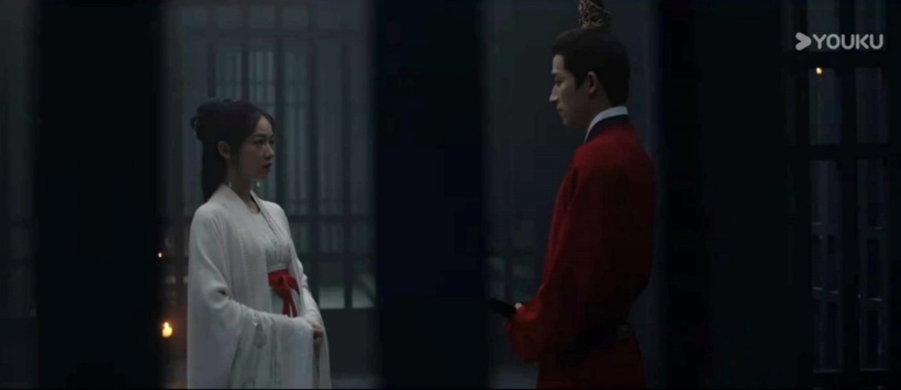 Tiêu Hoành vội vàng vào nhà lao gặp Khương Lê khi nghe tin cô bị bắt. Ảnh: Youku