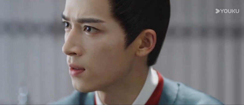 Biểu cảm của Tiêu Hoành khi hiểu ra mục đích Khương Nguyên Bách gọi Diệp Thế Kiệt đến nhà. Ảnh: Youku