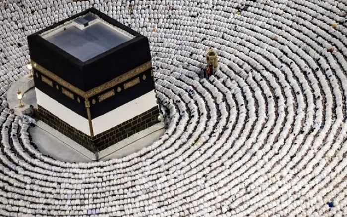 Các tín đồ Hồi giáo cầu nguyện xung quanh Kaaba - ngôi đền linh thiêng nhất của đạo Hồi tại Nhà thờ Hồi giáo Lớn ở thánh địa Mecca hôm 13/6. Ảnh: Getty Images