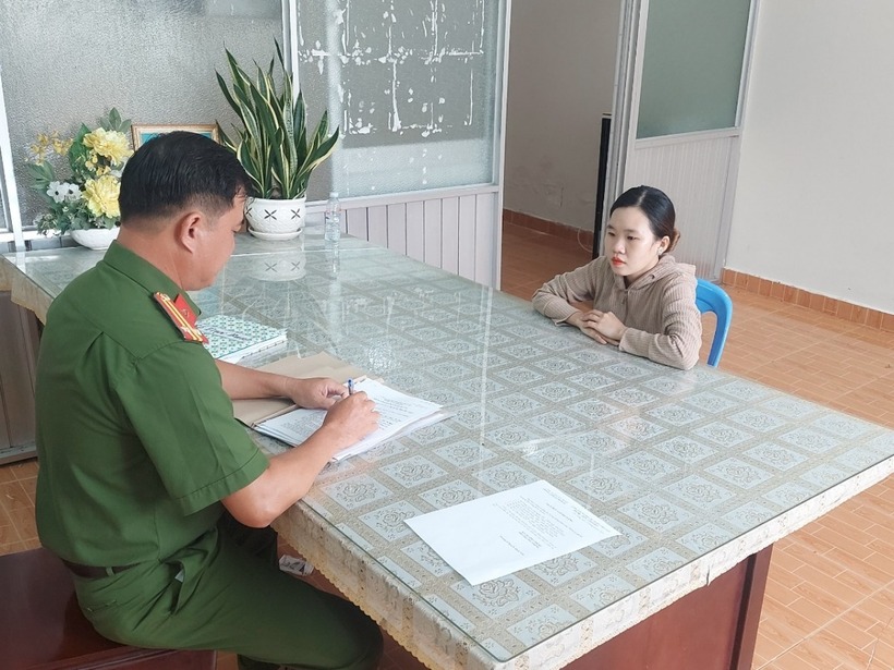 Đối tượng Nguyễn Thị Trang Anh tại cơ quan chức năng. Ảnh: VOV