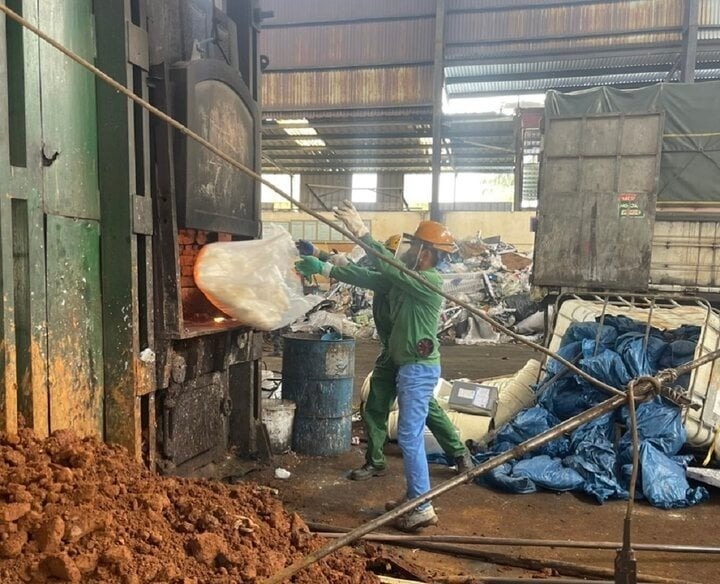 30kg bánh phở được tiêu hủy. Ảnh: VTC News