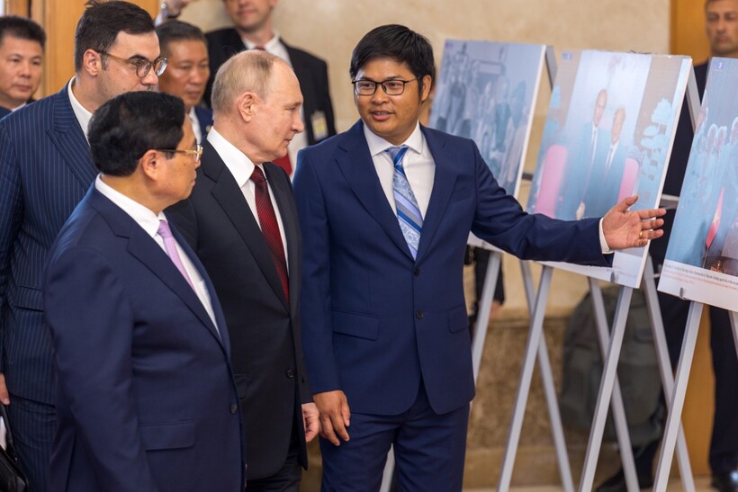 Thủ tướng Phạm Minh Chính và Tổng thống Liên bang Nga Vladimir Putin xem trưng bày ảnh về quan hệ Việt - Nga.