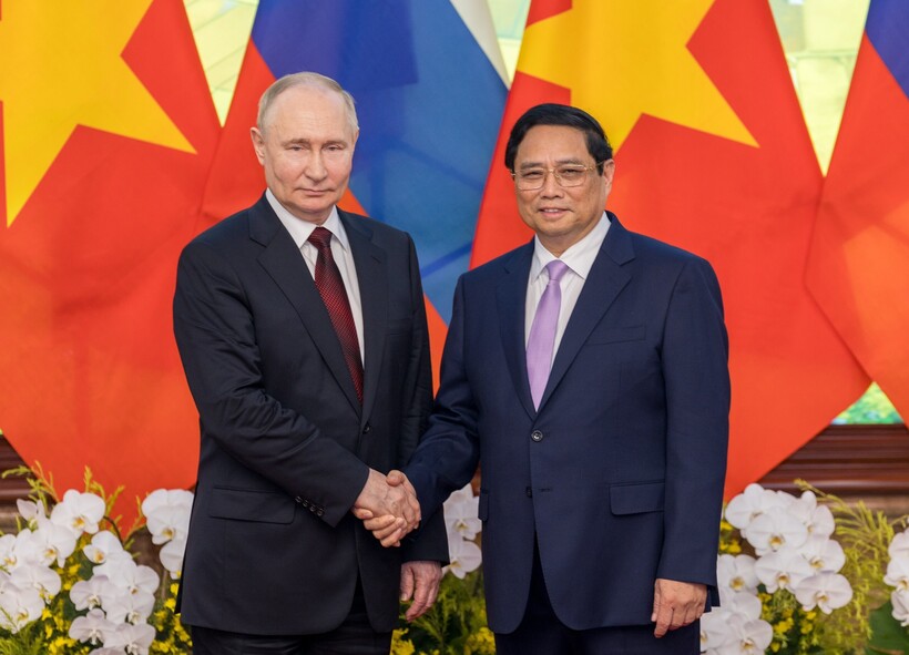 Thủ tướng Phạm Minh Chính và Tổng thống Liên bang Nga Vladimir Putin chụp ảnh chung.