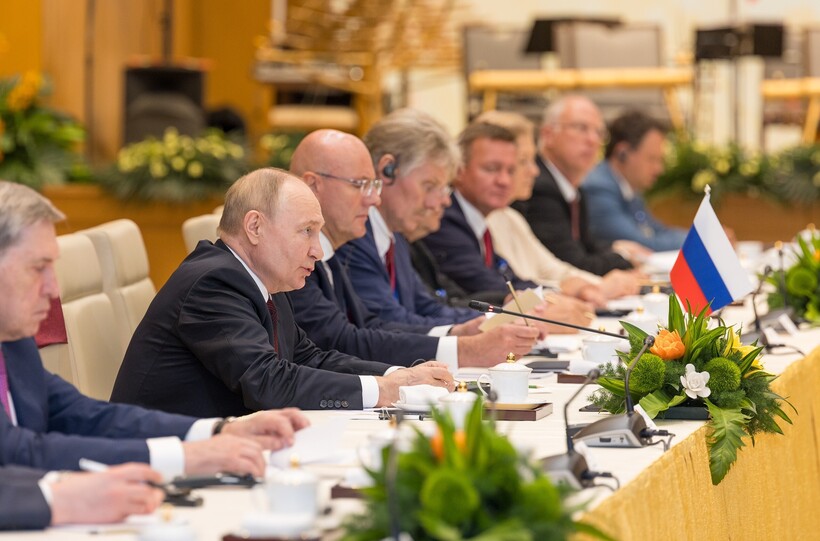 Thủ tướng Phạm Minh Chính hội kiến Tổng thống Nga Vladimir Putin - 8