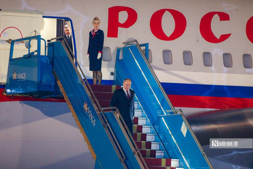 Máy bay hạ cánh, Tổng thống Putin trong trang phục vest đen, bước ra khỏi cửa, giơ tay vẫy chào rồi nhanh chóng đi xuống.