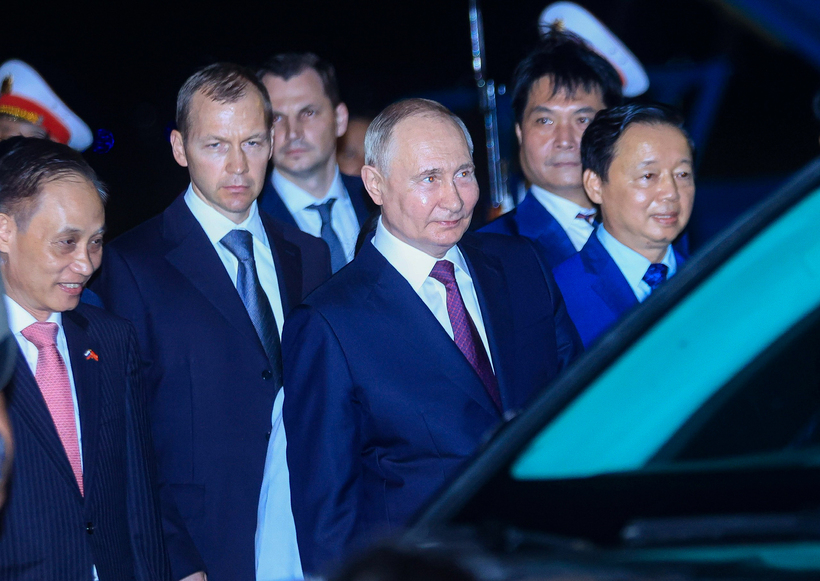 Sau khi trò chuyện trong vài phút, Tổng thống Putin và đoàn tùy tùng di chuyển ra xe.