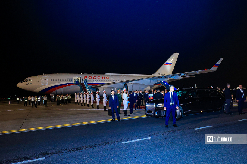 Sau khi trò chuyện trong vài phút, Tổng thống Putin và đoàn tùy tùng di chuyển ra xe.