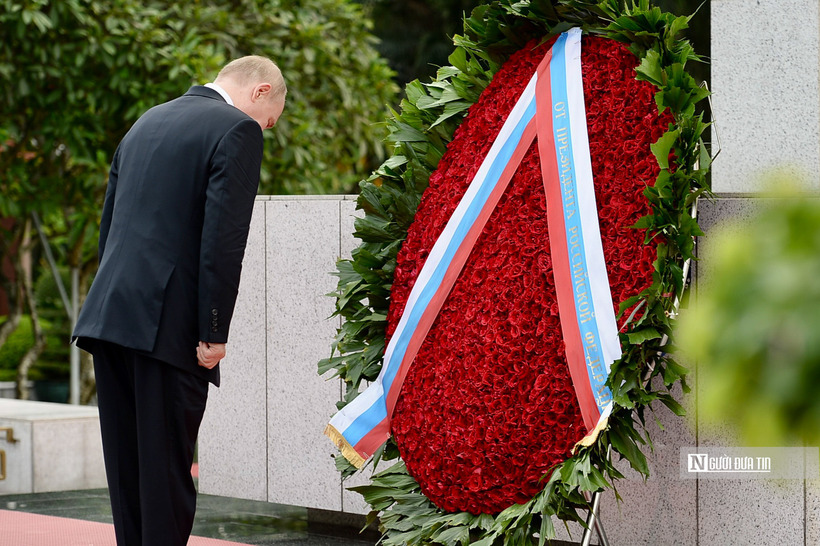 Tổng thống Nga Vladimir Putin viếng Đài tưởng niệm các Anh hùng liệt sĩ.
