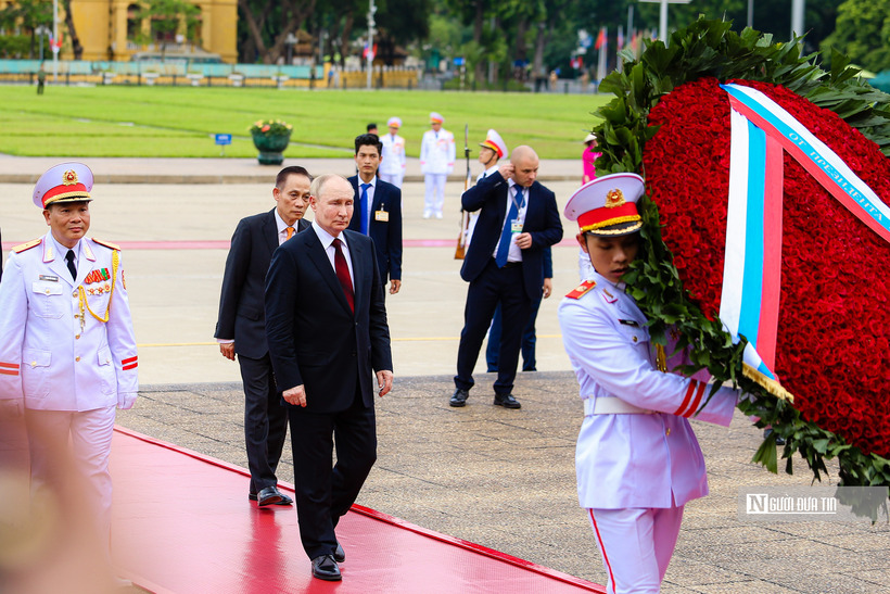 Tổng thống Vladimir Putin và đoàn đại biểu cấp cao Liên bang Nga vào Lăng viếng Chủ tịch Hồ Chí Minh.