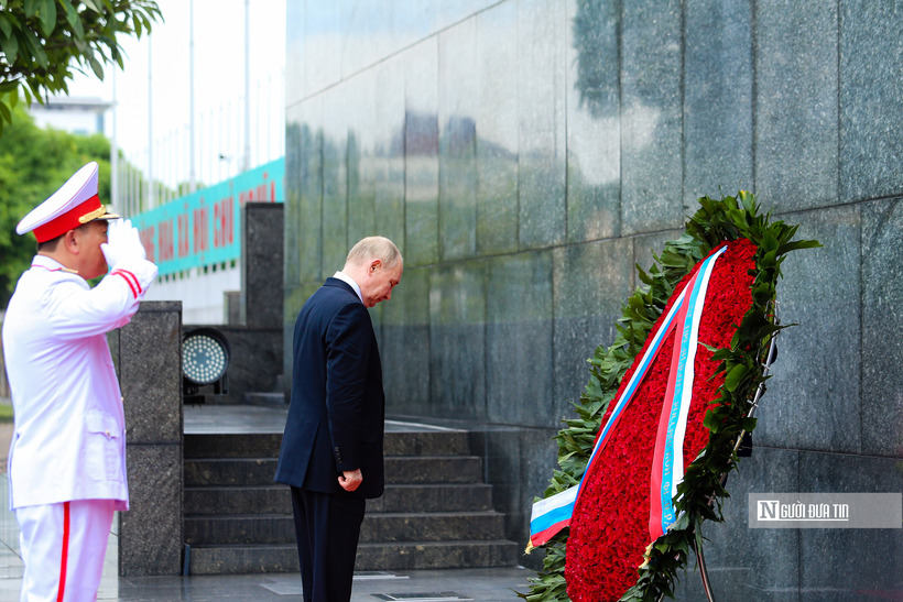Tổng thống Vladimir Putin và đoàn đại biểu cấp cao Liên bang Nga vào Lăng viếng Chủ tịch Hồ Chí Minh.